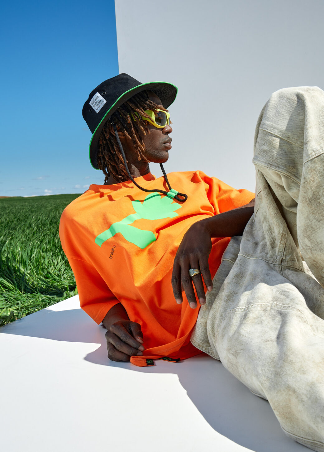T-shirt TOUCHING GRASS orange